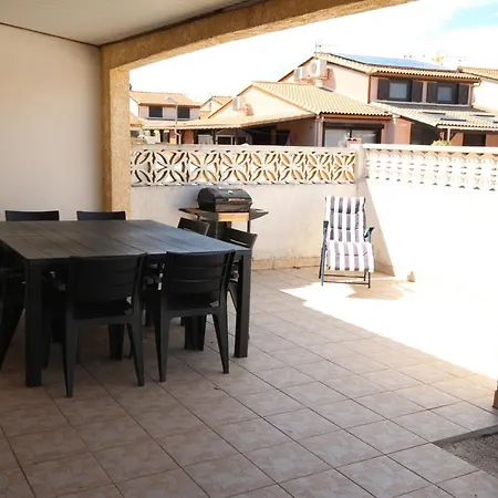 Domaine De Vacances: Beachside With Pool And Wi-fi *