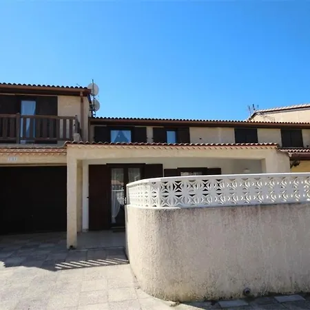 Domaine De Vacances: Beachside With Pool And Wi-fi *